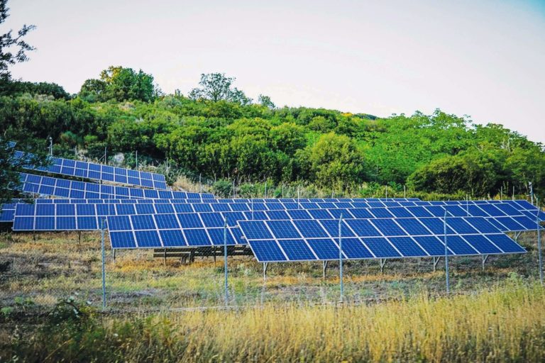 Έως και τις 31 Δεκεμβρίου 2025 αιτήσεις για τα προγράμματα «Φωτοβολταϊκά στο χωράφι» και «Φωτοβολταϊκά στη στέγη»