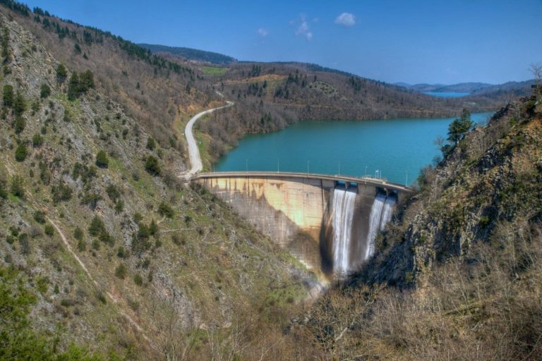 «Πόλεμος» για τη λίμνη Πλαστήρα με κατηγορίες για... καουμποϊλίκια!