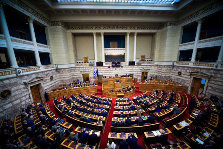 Δείτε LIVE από τη Βουλή τη μάχη Μητσοτάκη - Ανδρουλάκη για τους αγρότες
