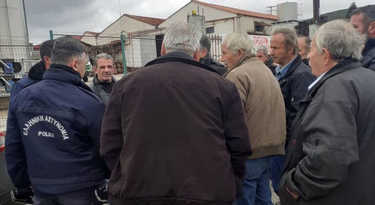 Καλάβρυτα: Απλήρωτοι κτηνοτρόφοι κινητοποιήθηκαν κατά εταιρείας εμπορίας και τυποποίησης γάλακτος