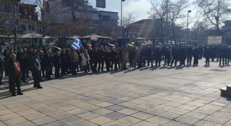 Ελασσόνα: Μαζικό αγροτικό συλλαλητήριο και μπλόκο στο Μικρό Ελευθεροχώρι (vid)