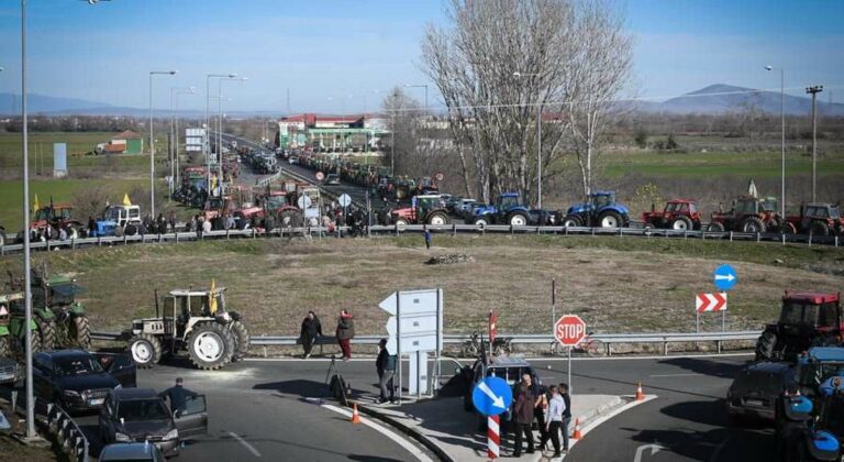 Η Συντονιστική Επιτροπή του Ε-65 καλεί σε ενίσχυση του μπλόκου, καταγγέλοντας την κυβερνητική καταστολή