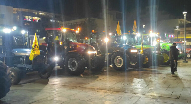Μπλόκο του Ε-65: Οι αγρότες διαδήλωσαν με τα τρακτέρ τους μέσα στην Καρδίτσα (vid)
