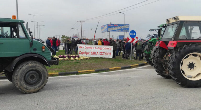 Τρίκαλα: Οι αγρότες απέκλεισαν τον κόμβο Μεγαλοχωρίου