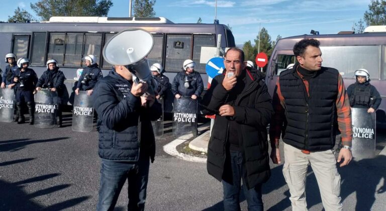 Οι αγρότες ανέβηκαν με τα πόδια στον κόμβο του Ε-65 - Στήθηκαν μπλόκα σε Γυρτώνη και Ριζόμυλο (vid)