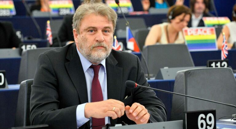 Με τέτοιους φίλους τι τους θέλεις τους εχθρούς