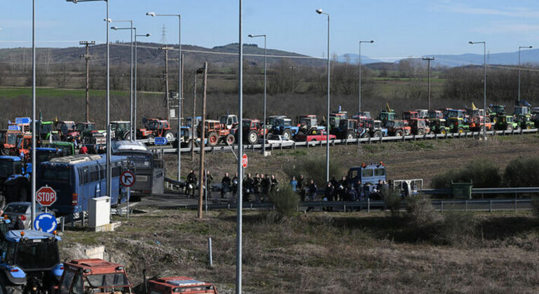 Οι αγροτικές κινητοποιήσεις εξαπλώνονται σε όλη την Ελλάδα - «Φουντώνουν» τα μπλόκα