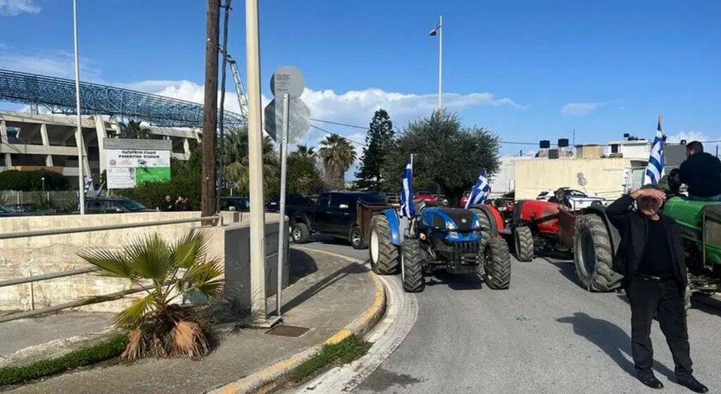 Οι αγρότες γύρισαν την πλάτη στον υπουργό