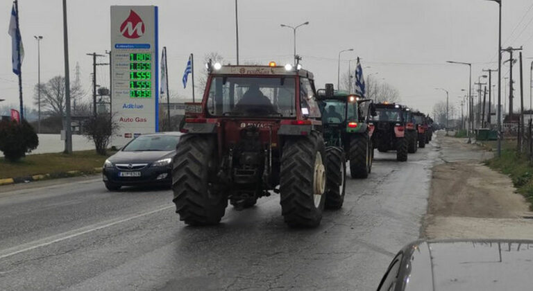 Κομβόι με τρακτέρ μέχρι την πόλη των Τρικάλων σχημάτισαν οι αγρότες (vid)