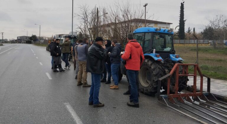 Τύρναβος: Οι αγρότες παρέταξαν τα τρακτέρ τους και ετοιμάζονται για τα μπλόκα υπό το βλέμμα της αστυνομίας (pic+vid)