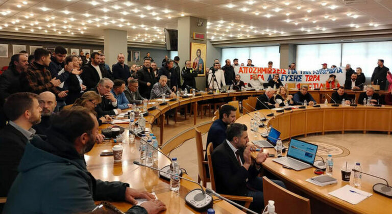 Αγρότες παρενέβησαν στο Περιφερειακό Συμβούλιο Στερεάς Ελλάδας με τα αιτήματά τους (vid)