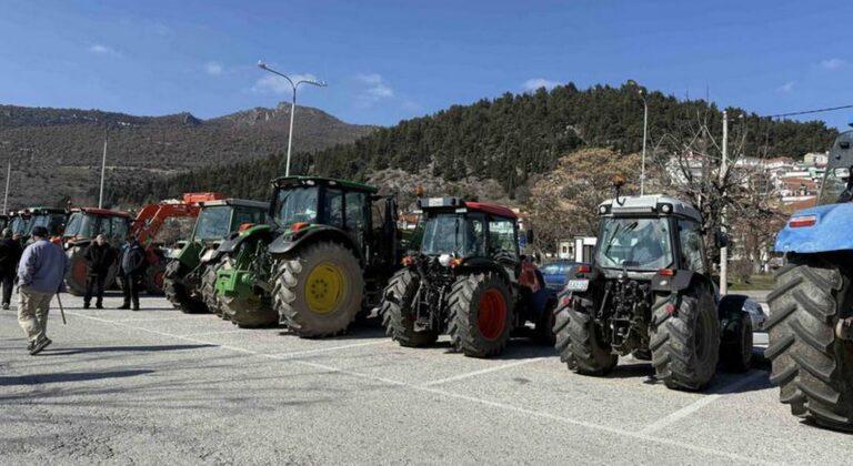 Οι αγρότες της Καστοριάς κλείνουν την γέφυρα για 57 λεπτά στη μνήμη των θυμάτων των Τεμπών (pic)