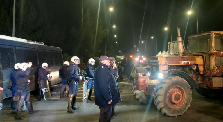 Αμετακίνητοι στα μπλόκα της Θεσσαλίας παραμένουν οι αγρότες - Συλλαλητήριο στη Θεσσαλονίκη στις 19/2
