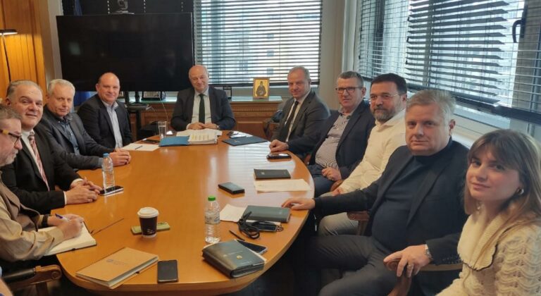 ΥΠΑΑΤ: Θετικό κλίμα στη συνάντηση του Τσιάρα με τη Διεπαγγελματική Βάμβακος