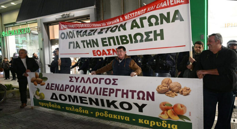 Οι αγρότες απέκλεισαν τον Πλατύκαμπο πριν πάνε στο συλλαλητήριο της Λάρισας (ΦΩΤΟ)