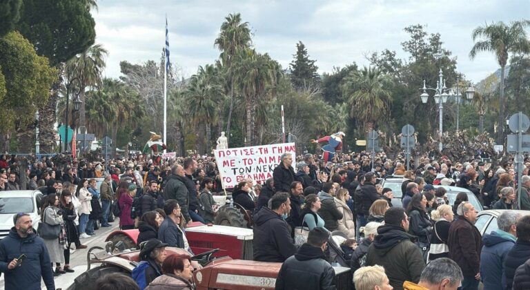 Οι αγρότες μπήκαν με τα τρακτέρ μέσα στο Ναύπλιο και συμμετέχουν στην απεργιακή συγκέντρωση (pic)