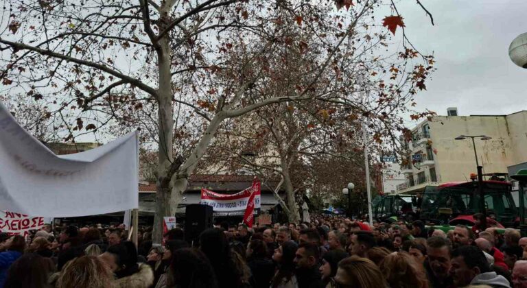 Πρωτοφανής απεργιακή συγκέντρωση στη Θήβα με τα τρακτέρ μέσα στην πόλη (pic)