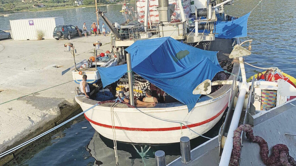 Δεμένα στα λιμάνια τα καΐκια ελλείψει πληρωμάτων