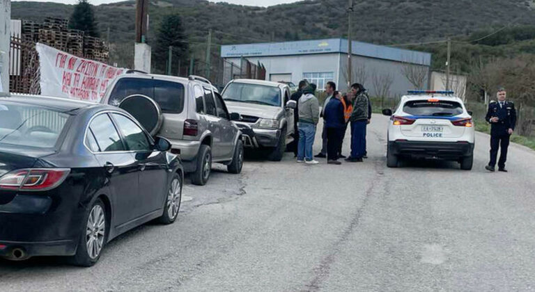 Οι κτηνοτρόφοι διαδήλωσαν ξανά στη «Μενεγάτος» για να πληρωθούν το γάλα που παρέδωαν πέρσι