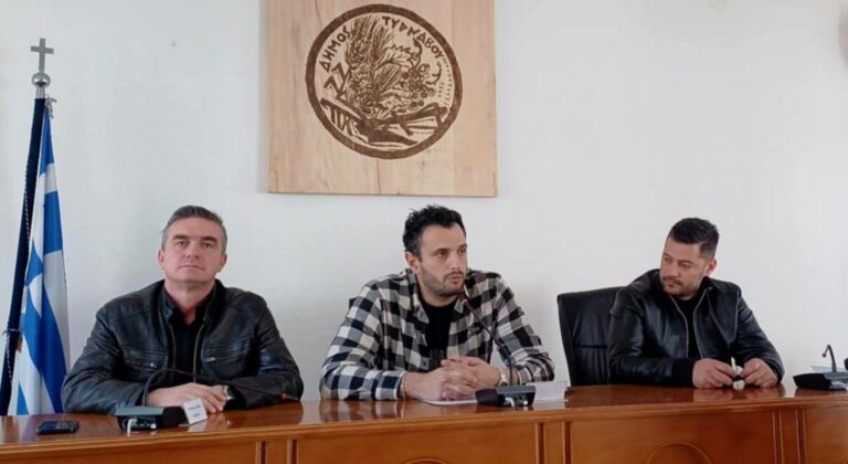 Οι αγρότες διαδηλώνουν στον ΕΛΓΑ Λάρισας την Τετάρτη 26 Μαρτίου