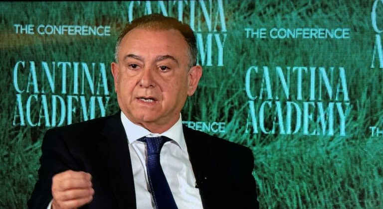 Διαμαρτυρία κτηνοτρόφων στο γραφείο του Κέλλα στη Λάρισα (ΦΩΤΟ)