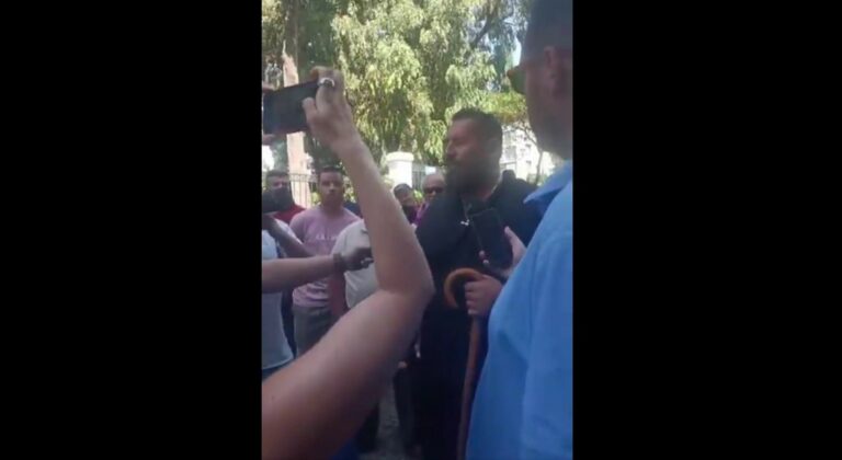 Οι κτηνοτρόφοι στο Μαξίμου: Παρουσία αστυνομίας και διαπραγματεύσεις για συνάντηση με Μητσοτάκη (Βίντεο)
