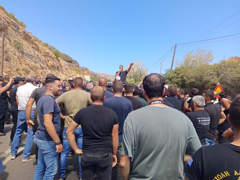 Κρήτη: Στους δρόμους αγρότες και κτηνοτρόφοι – Αποκλεισμός ΒΟΑΚ στον κόμβο του Παλαιοκάστρου (εικόνες)