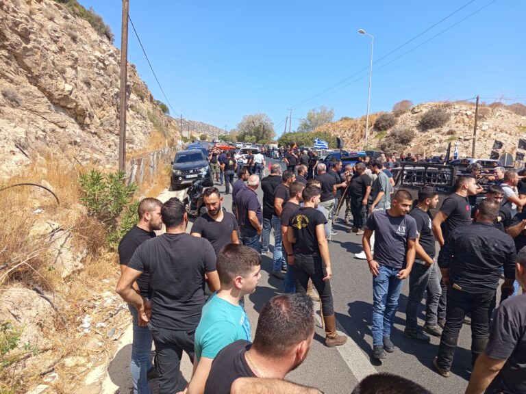 Ένταση και χημικά στην Κρήτη - Κλειστοί οι δρόμοι προς το αεροδρόμιο και μπλόκα στον ΒΟΑΚ (Βίντεο)