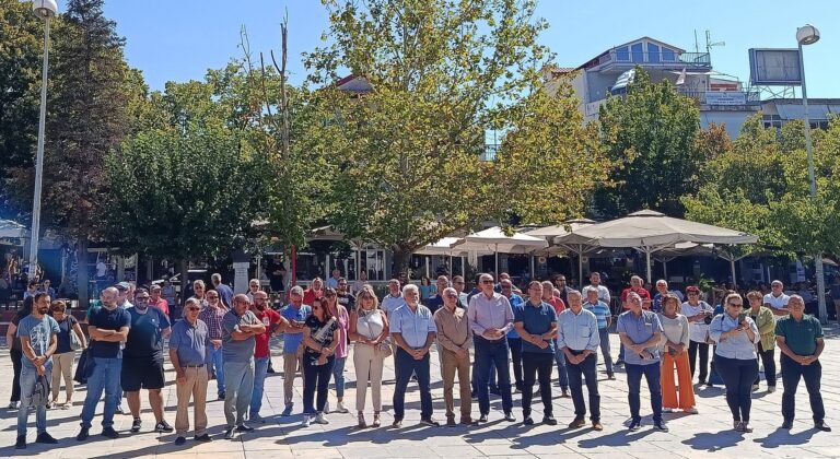 Συγκέντρωση στην Ελασσόνα: «Εδώ που φτάσαμε το εμβολιο είναι μονόδρομος» (Βίντεο)