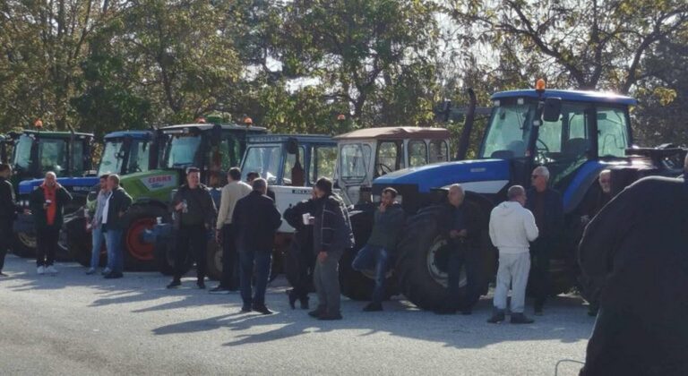 «Το μπλόκο Κομοτηνής δε διαφοροποιείται από την κοινή γραμμή της ΠΕΜ» λένε οι αγρότες σε ανακοίνωση