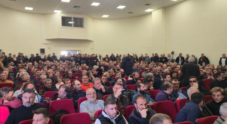 Ξεκίνησε η πανελλαδική σύσκεψη αγροτών στη Νίκαια Λάρισας - Μπλόκα στις αρχές Δεκέμβρη (ΦΩΤΟ)