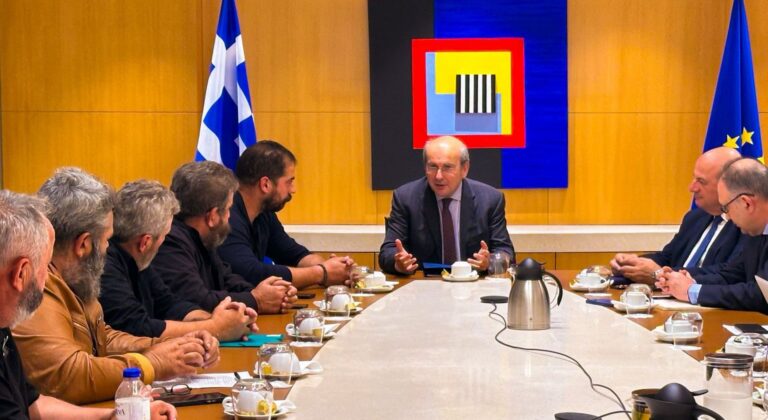 Συνάντηση Χατζηδάκη και Τσιάρα με κρητικούς αγρότες: Πρώτα έλεγχοι παντού και μετά πληρωμές