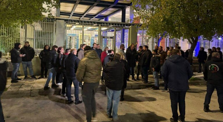 Συγκέντρωση αγροτών στην Α.Δ. Λάρισας για τις συλλήψεις - Μπλόκα σε Βοιωτία και Έβρο (ΦΩΤΟ + Βίντεο)