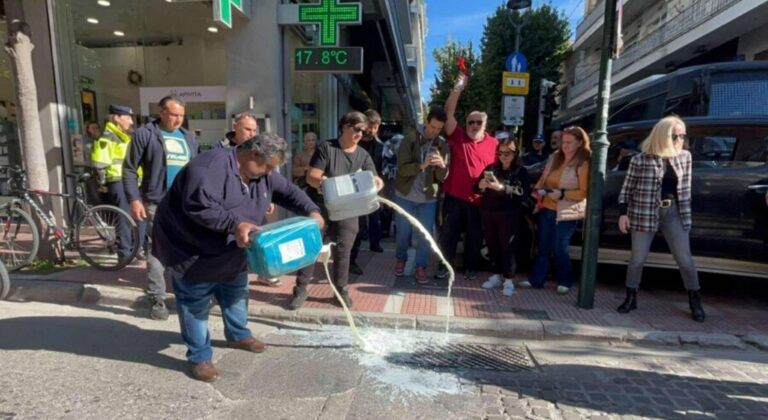 Έριξαν γάλα έξω από το γραφείο του Κέλλα - «Είστε ανεπιθύμητοι στη Θεσσαλία» φώναζαν οι κτηνοτρόφοι
