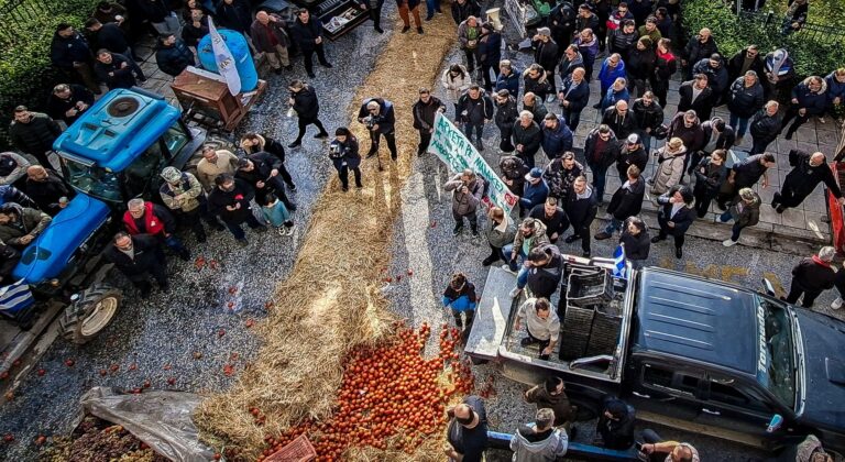 Πέταξαν σταφύλια, γάλα και άχυρο οι παραγωγοί στην Καβάλα (Βίντεο)