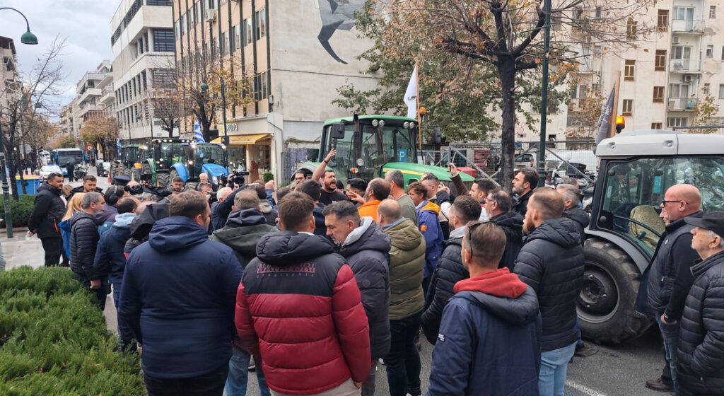 Αναβλήθηκε η δίκη των αγροτών στη Λάρισα - Εκδίκαση στις 15/12 και νέα συγκέντρωση με τρακτέρ (Βίντεο)