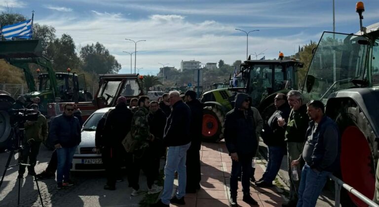 Μπλοκάρουν τα λιμάνια οι αγρότες - Ακινητοποιημένα φορτηγά στη Μπουρμπουλήθρα Βόλου (ΦΩΤΟ)