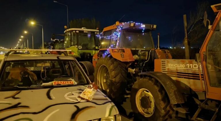 Στόλισαν τα τρακτέρ οι αγρότες του Έβρου - «Χριστούγεννα εδώ στα μπλόκα» διαμηνύουν στην κυβέρνηση (Βίντεο)
