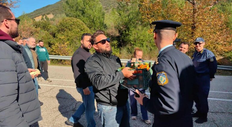 Η αστυνομία απαγορεύει στους αγρότες να προσεγγίσουν το Ρίο - Κλούβες και... πορτοκάλια (ΦΩΤΟ+Βίντεο)