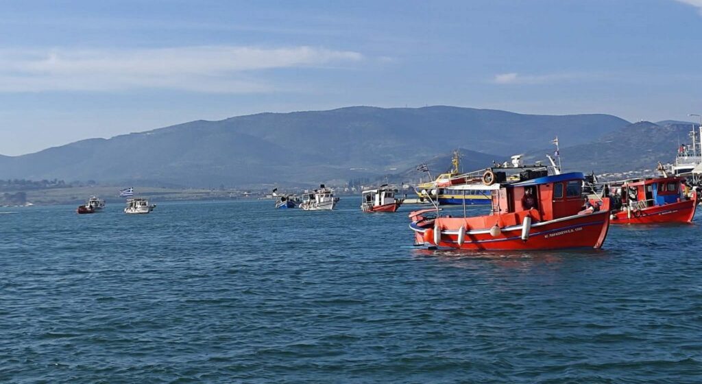 Μπλόκο από ξηρά και θάλασσα στήνεται στο Βόλο - Ισχυρές αστυνομικές δυνάμεις στα λιμάνια (ΦΩΤΟ)
