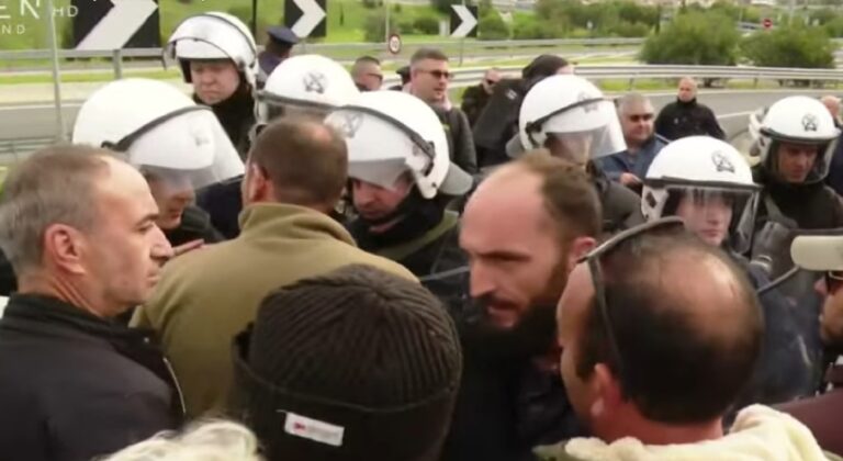 Ένταση στο Κιάτο: Η ΕΛ.ΑΣ. προσπαθεί να αποτρέψει το κλείσιμο της Κορίνθου - Πατρών