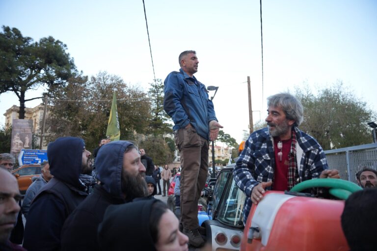 Λέσβος: Το πλοίο για Πειραιά έφυγε άδειο - Το μπλόκο στο λιμάνι πέτυχε (Βίντεο)