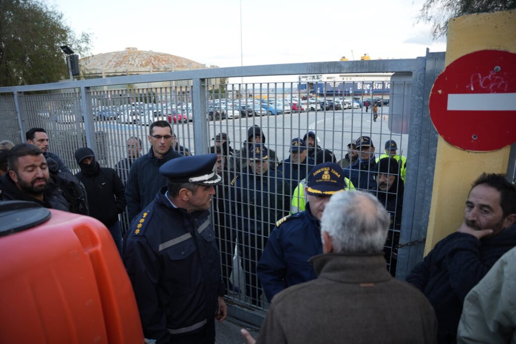 Έληξε το μπλόκο στο λιμάνι της Λέσβου - «Δίνουμε μεγάλη και συντεταγμένη μάχη» λέει ο Σχοινάς