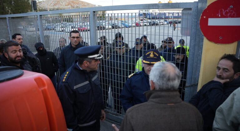 Αστυνομία στο λιμάνι της Λέσβου για να «σπάσει» το μπλόκο (ΦΩΤΟ)