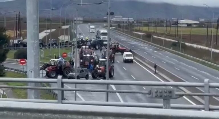 Ξέσπασμα αγροτών στη Θήβα: Μπλόκο με τρακτέρ και στα δυο ρεύματα της Εθνικής Οδού (Βίντεο)