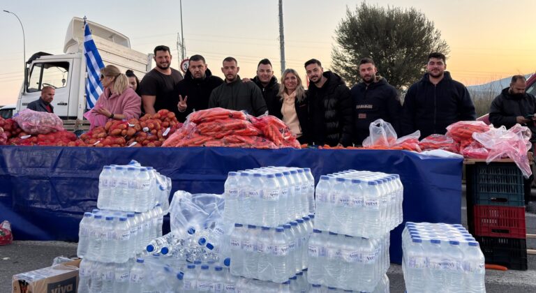 Αγρότες από το μπλόκο Θήβας προσέφεραν δωρεάν τα προϊόντα στους οδηγούς (Βίντεο)