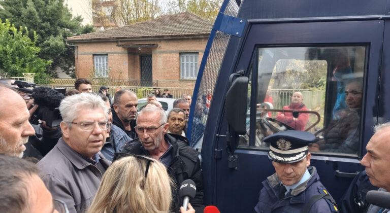 Αποχώρησε η κλούβα των ΜΑΤ από το γραφείο του Τσιάρα - «Θα γίνει Κιλελέρ» φώναξαν αγρότες στην Καρδίτσα (Βίντεο)