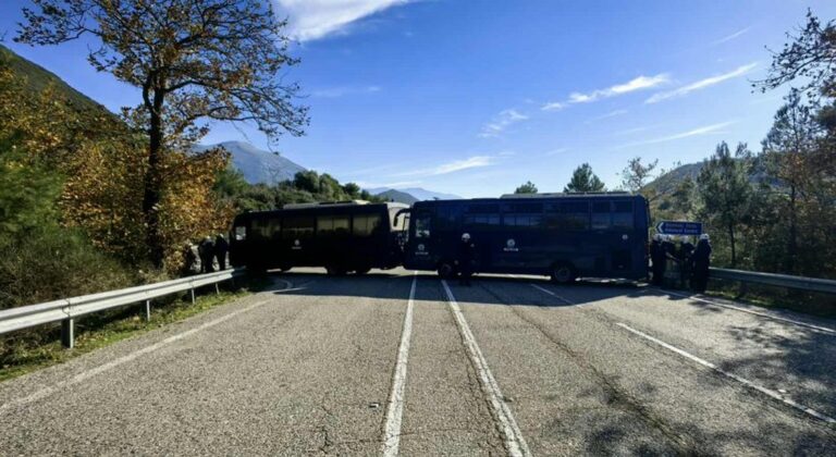 Πεδίο μάχης η Αχαΐα: Κλούβα των ΜΑΤ έφραξε το δρόμο ακόμα και σε ασθενοφόρο (Βίντεο)