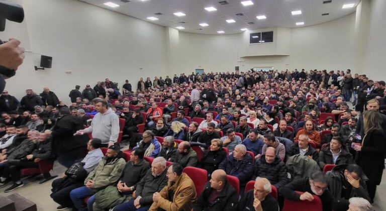 ΠΕΜ: Κρίσιμη σύσκεψη στη Νίκαια - Καθορίζουν τα επόμενα βήματα οι αγρότες (ΦΩΤΟ)