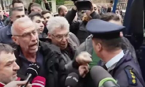 Αγρότες απέκλεισαν με τρακτέρ το γραφείο του Τσιάρα - «Ζήτησα να φύγουν οι κλούβες» λέει ο ΥΠΑΑΤ (Βίντεο)